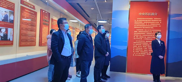中欧网页版登录入口党支部参加“参观苏区振兴十周年成就展及红色图书馆”的专题活动