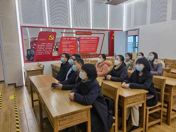 中欧网页版登录入口党支部参加“参观苏区振兴十周年成就展及红色图书馆”的专题活动