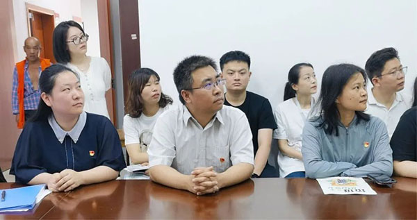 中欧网页版登录入口党支部开展“推动垃圾分类，践行绿色发展”联合党建活动