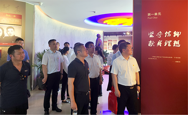 中欧网页版登录入口党支部开展“传承红色基因 汲取奋进力量”联合党建活动