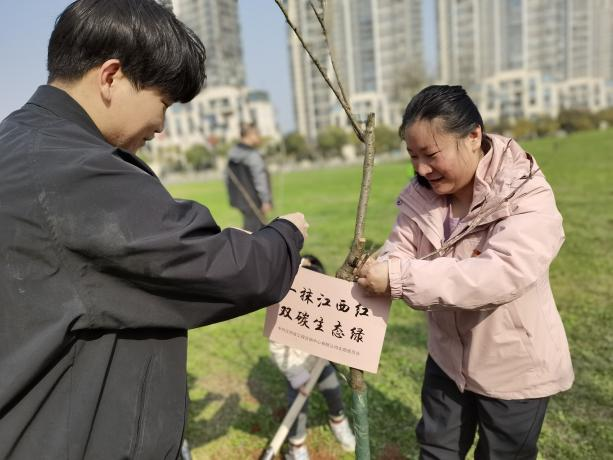 中欧网页版登录入口党支部开展“党建引领生态美，绿润南昌景更新”主题党日活动