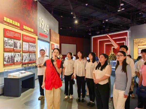 中欧网页版登录入口开展“喜迎国庆·探红色摇篮”主题党日活动